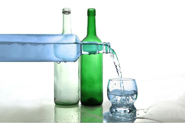 Kolko vazi liter vody. Hmotnost litra vody. Kolko vazi liter. Koľko váži liter vody