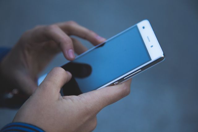 Koľko vazi mobil. Hmotnosť mobilu. Kolko vazi mobilny telefon. Hmotnost telefonu